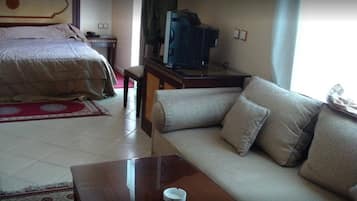 Suite | Coin séjour | Télévision à écran plat de 32 pouces avec chaßnes par satellite