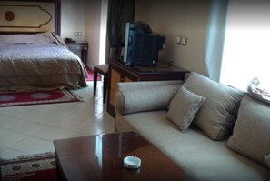 Suite | Living area | 32-inch flat-screen TV with satellite channels, TV - Hotel Maamoura (Casablanca)