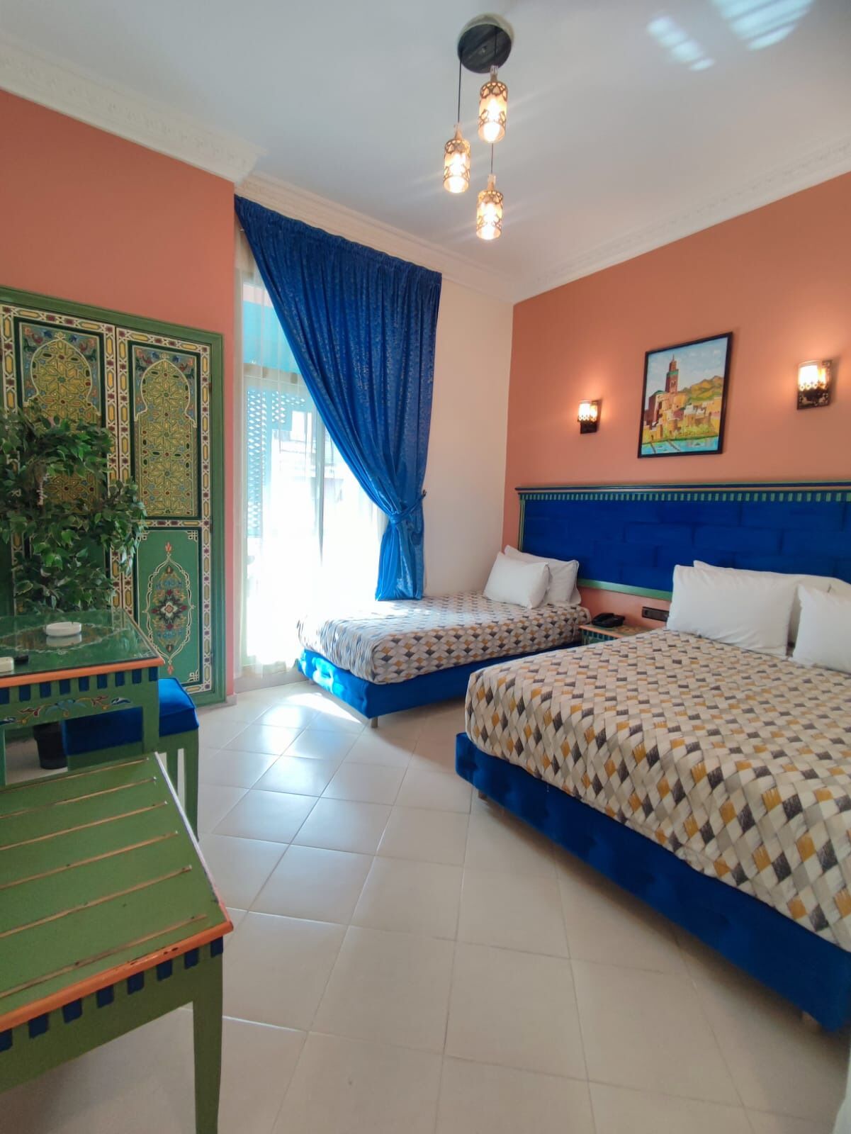 Escritorio, cortinas blackout, wifi gratis y ropa de cama 