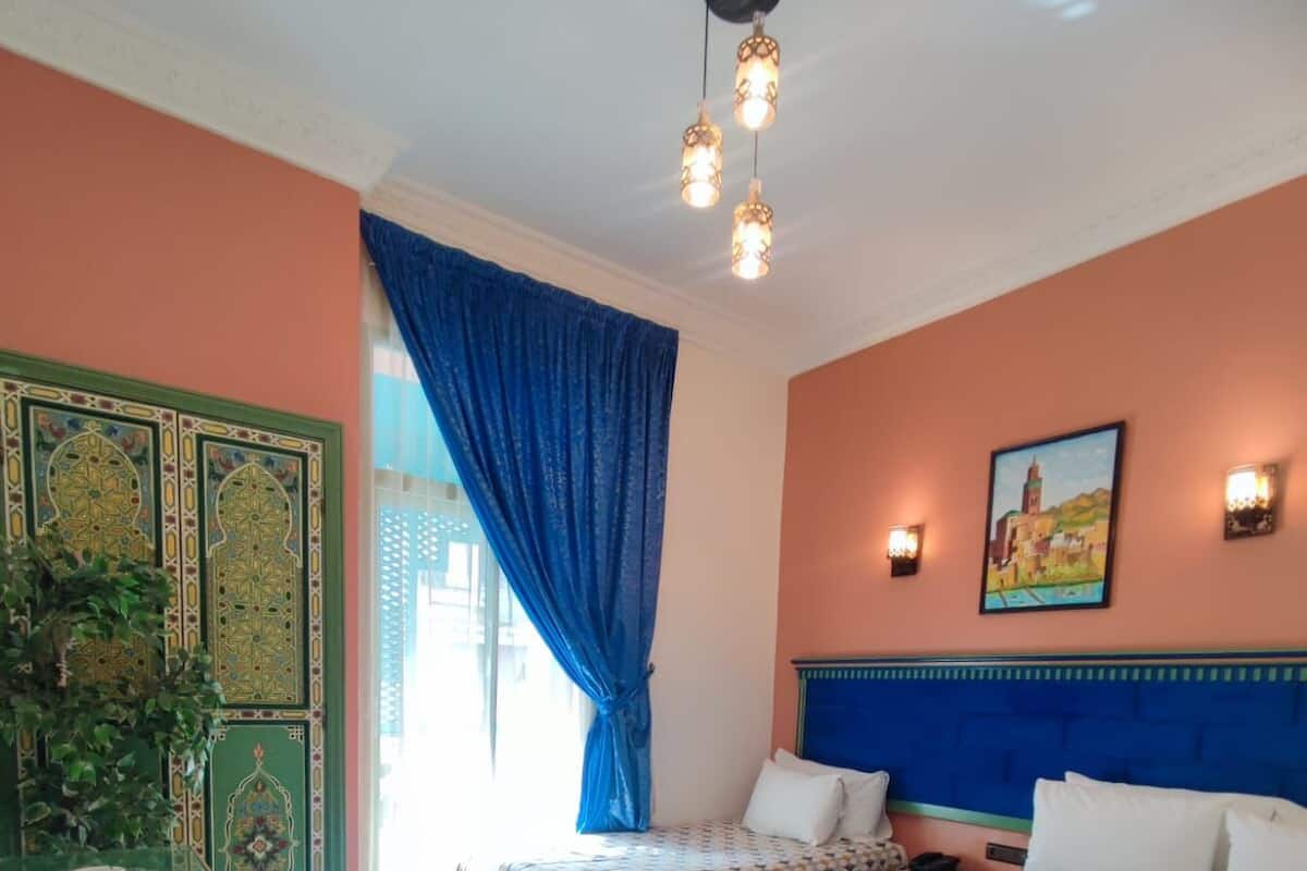 Escritorio, cortinas blackout, wifi gratis y ropa de cama 