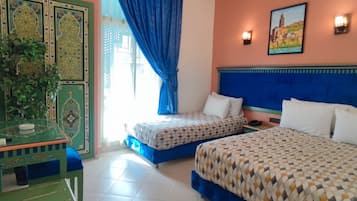 Escritorio, cortinas blackout, wifi gratis y ropa de cama