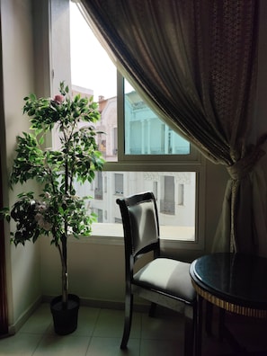 Habitación individual | Escritorio, cortinas opacas, wifi gratis y ropa de cama