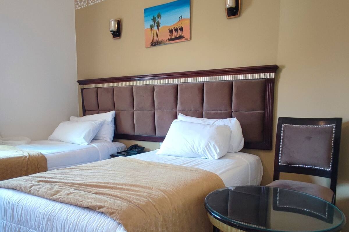 Escritorio, cortinas blackout, wifi gratis y ropa de cama 