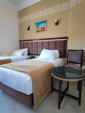 Escritorio, cortinas blackout, wifi gratis y ropa de cama