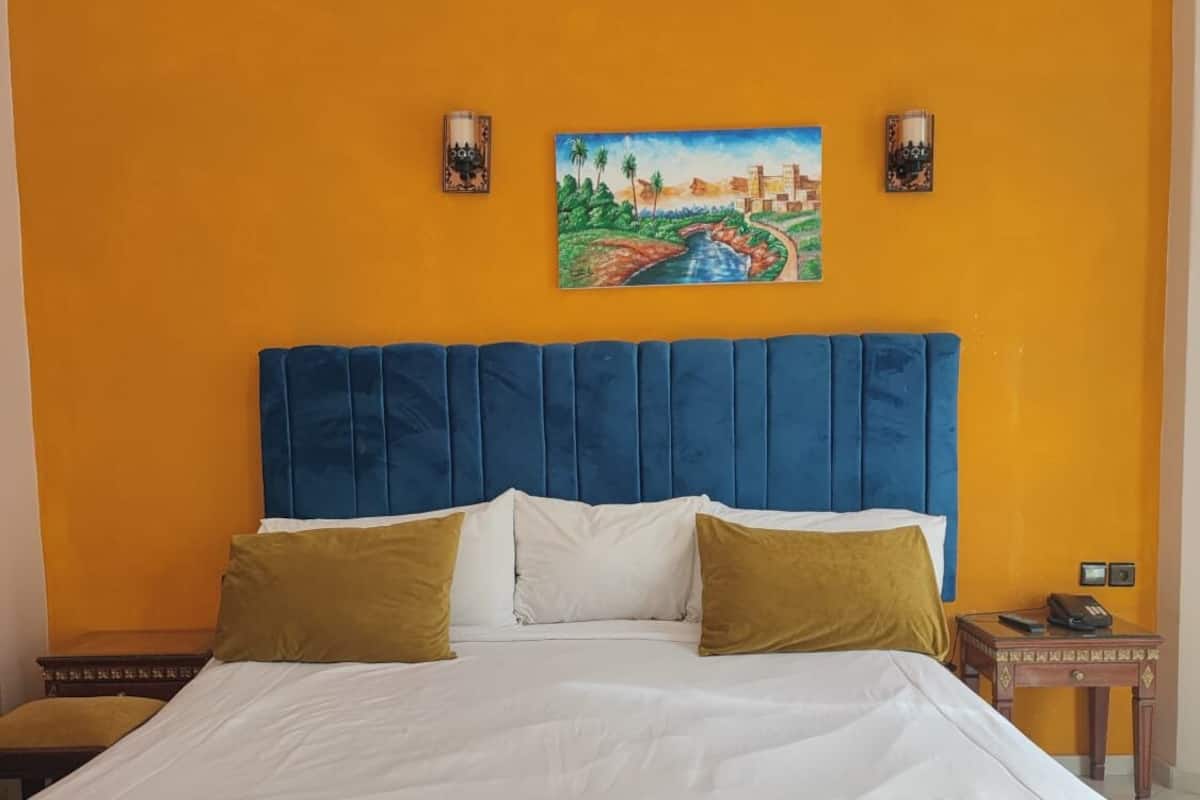 Escritorio, cortinas blackout, wifi gratis y ropa de cama 