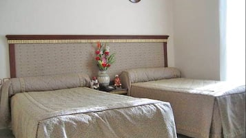 Suite | Desk, blackout drapes, free WiFi, bed sheets