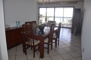 Apartamento standard, 2 quartos | Opções para refeição no quarto