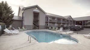 Ein Hotel mit Schwimmbad, Außenbereich und überdachtem Bereich.