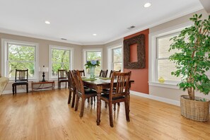 Dining - Walking distance to restaurants, shops and Lake Michigan, (Chicago)