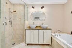 Combined shower/tub, jetted tub, hair dryer, towels - Vintage charm with open concept floor plan, great for entertaining and families. (Chicago)