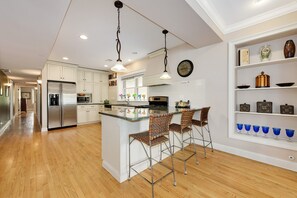 Fridge, microwave, oven, stovetop - Walking distance to restaurants, shops and Lake Michigan, (Chicago)