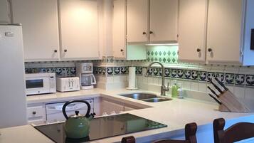 ثلاجة، ميكروويف، فرن، موقد طهي مسطح