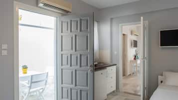 1 habitación, tabla de planchar con plancha y cunas gratuitas