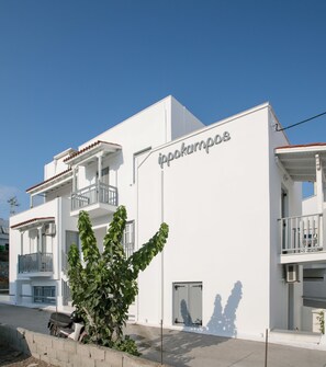 Front of property - Ippokampos Town Apartments (Naxos)