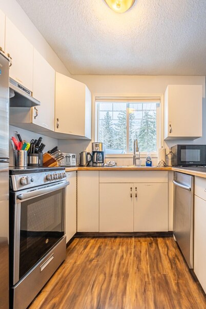 Mountain View Cozy 2-Storey Chalet, 2 BR , 1.5 BTH, Hot Tub, BBQ