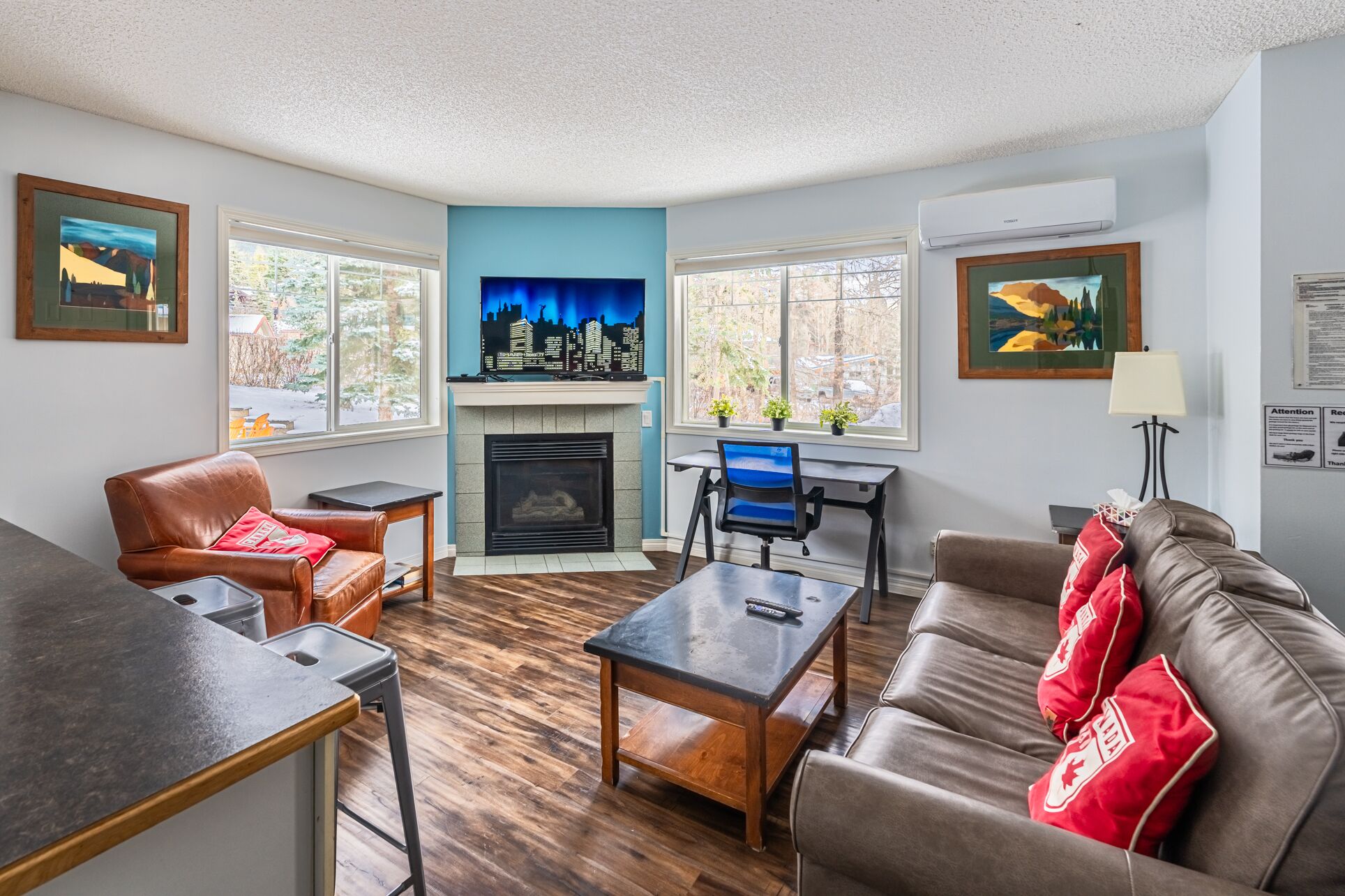 Een smart-tv, een open haard en een dvd-speler