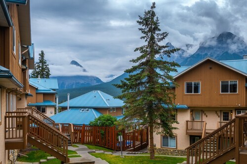 Mountain View Cozy 2-Storey Chalet, 2 BR , 1.5 BTH, Hot Tub, BBQ