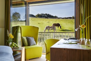 Chambre Double Confort, 1 très grand lit, côté montagne