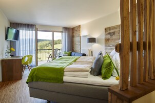 Ropa de cama de alta calidad y caja de seguridad en la habitación 