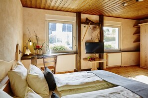 Quarto casal standard | Roupas de cama premium, cofres nos quartos, escrivaninha