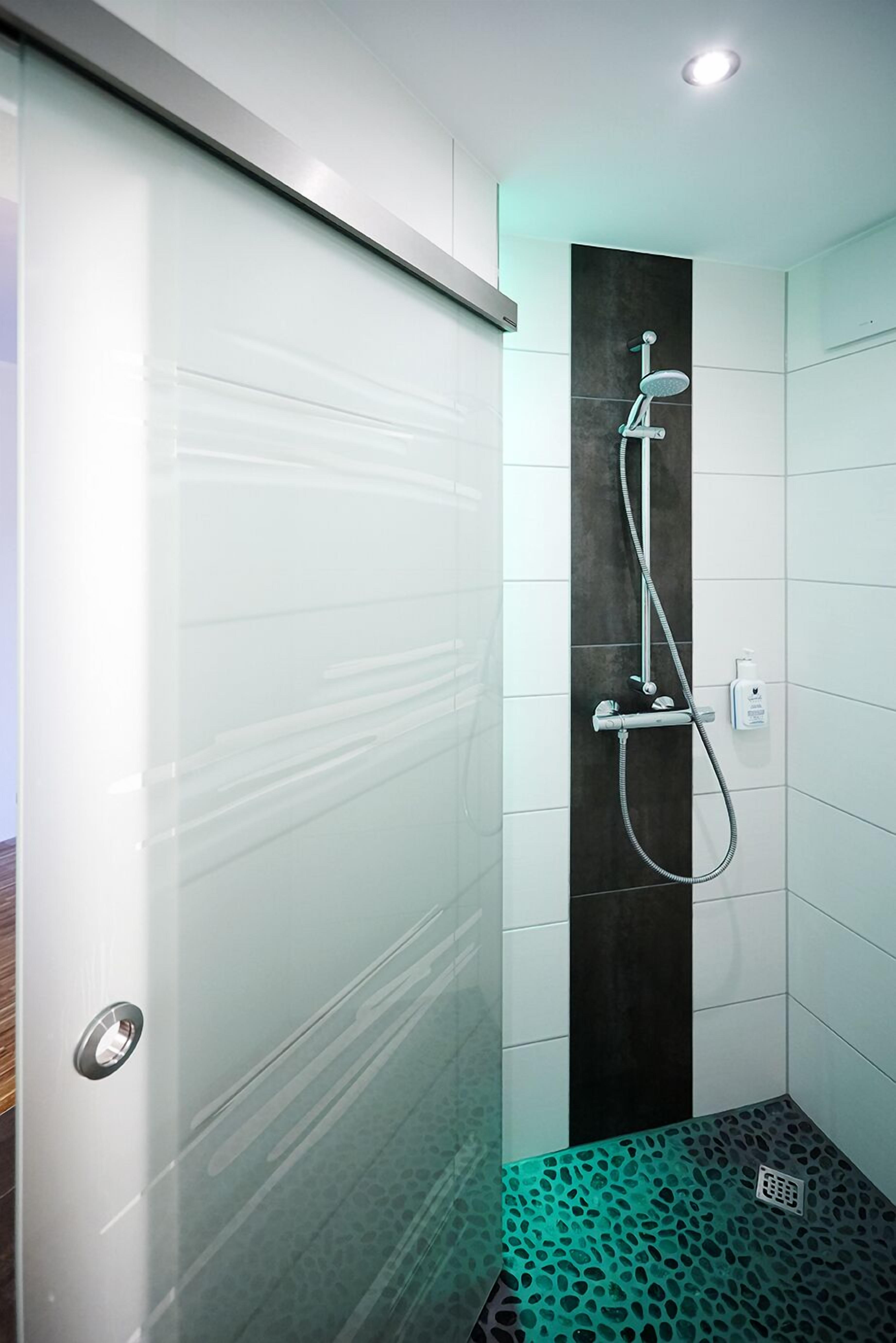 comfort double room (plus) | bathroom | shower, free toiletries, hair dryer, bathrobes