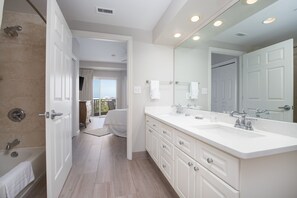 Combined shower/bathtub, hair dryer, towels