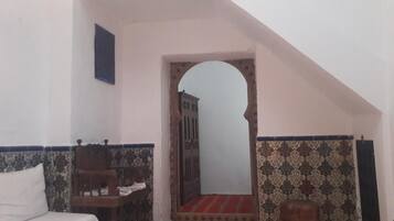 Vila, 4 kamar tidur (Shared Bathroom) | 4 kamar tidur, brankas, meja kerja, dan Wi-Fi gratis
