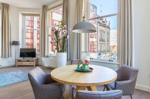 Apartamento Deluxe, 1 habitación | Servicio de comidas en la habitación