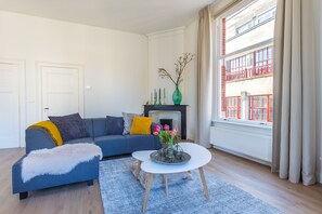 Apartamento Deluxe | Zona de estar | Una televisión de pantalla plana