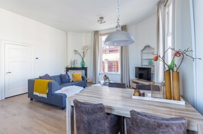 Deluxe-Apartment | Essbereich im Zimmer