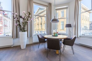 Deluxe Apartment, 1 Bedroom | Living room | Flat-screen TV - City Hall Bridge (Utrecht)