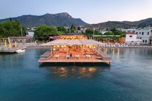 供应早餐、午餐和晚餐，国际美食