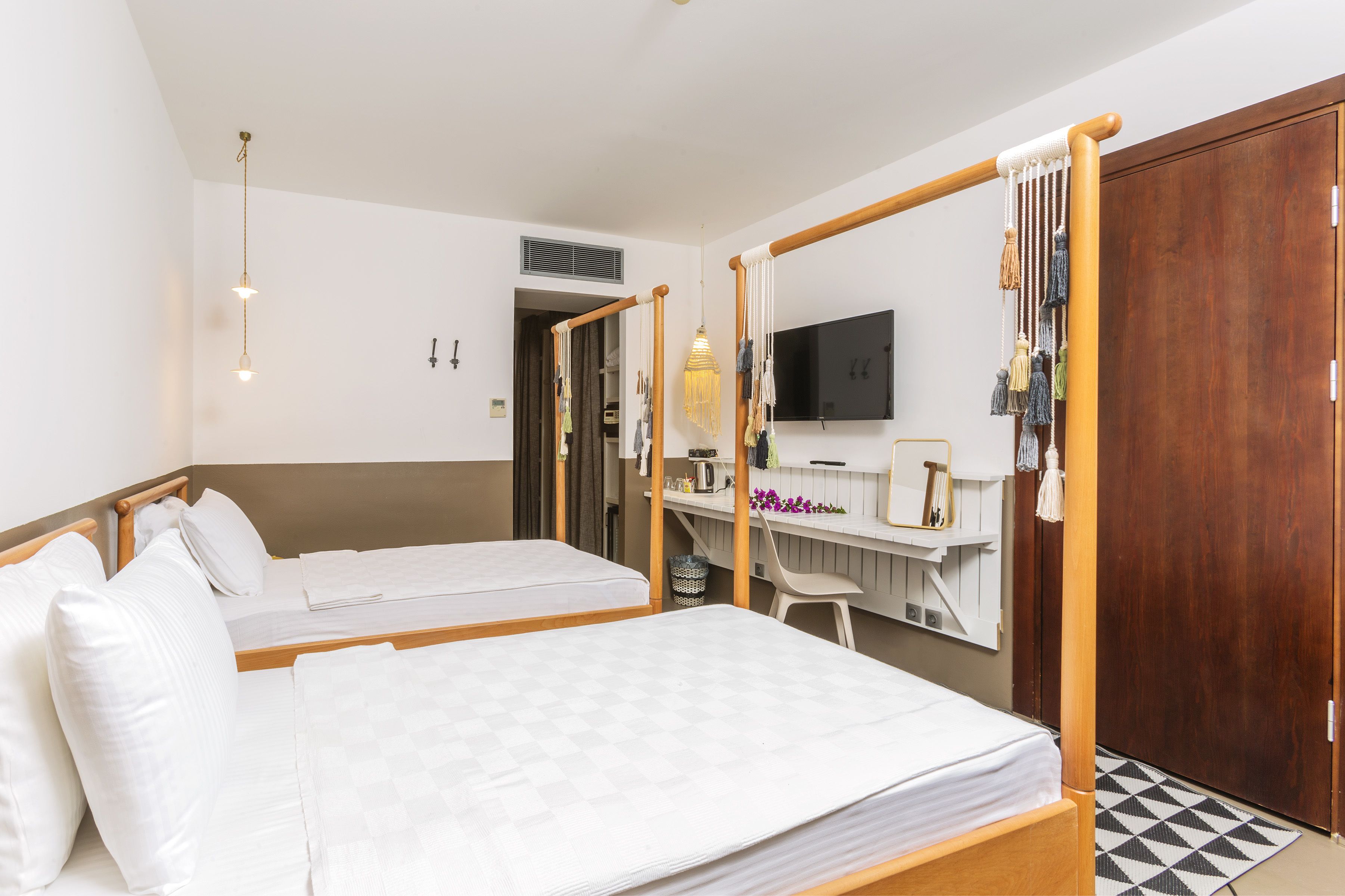 deluxe room, 1 king bed, balcony, pool view | 1 bedroom, minibar, in-room safe, desk