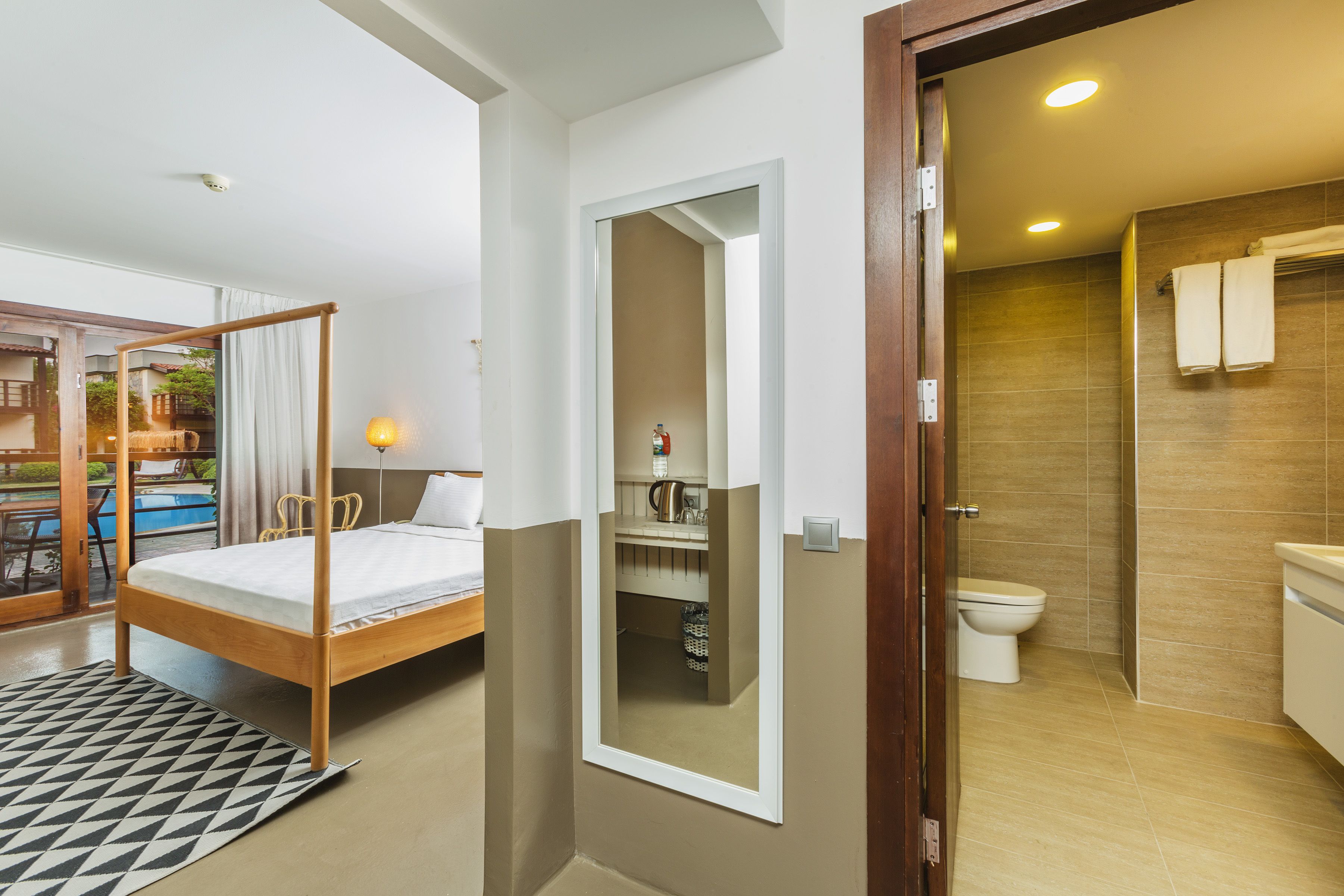 deluxe room, 1 king bed, balcony, pool view | 1 bedroom, minibar, in-room safe, desk