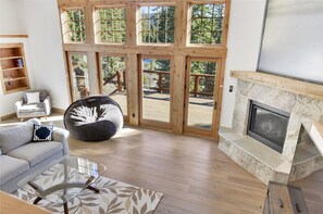 Televisio, takka, DVD-soitin, kirjoja