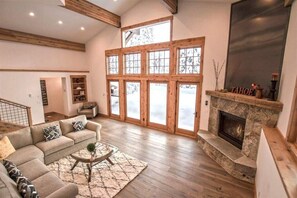 TV, fireplace, DVD player, books - Alpine Mountain Home with Views (Olympic Valley)