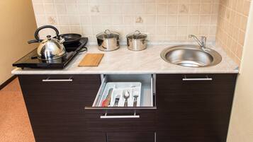 Appartement | Privékitchenette | Een koelkast, een magnetron