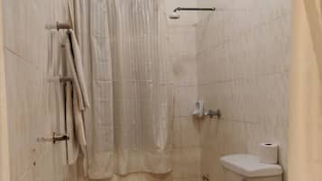 Standard Room | Regadera en el baño