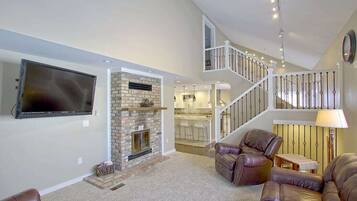 TV connectée, cheminée, jeux vidéo, lecteur de DVD