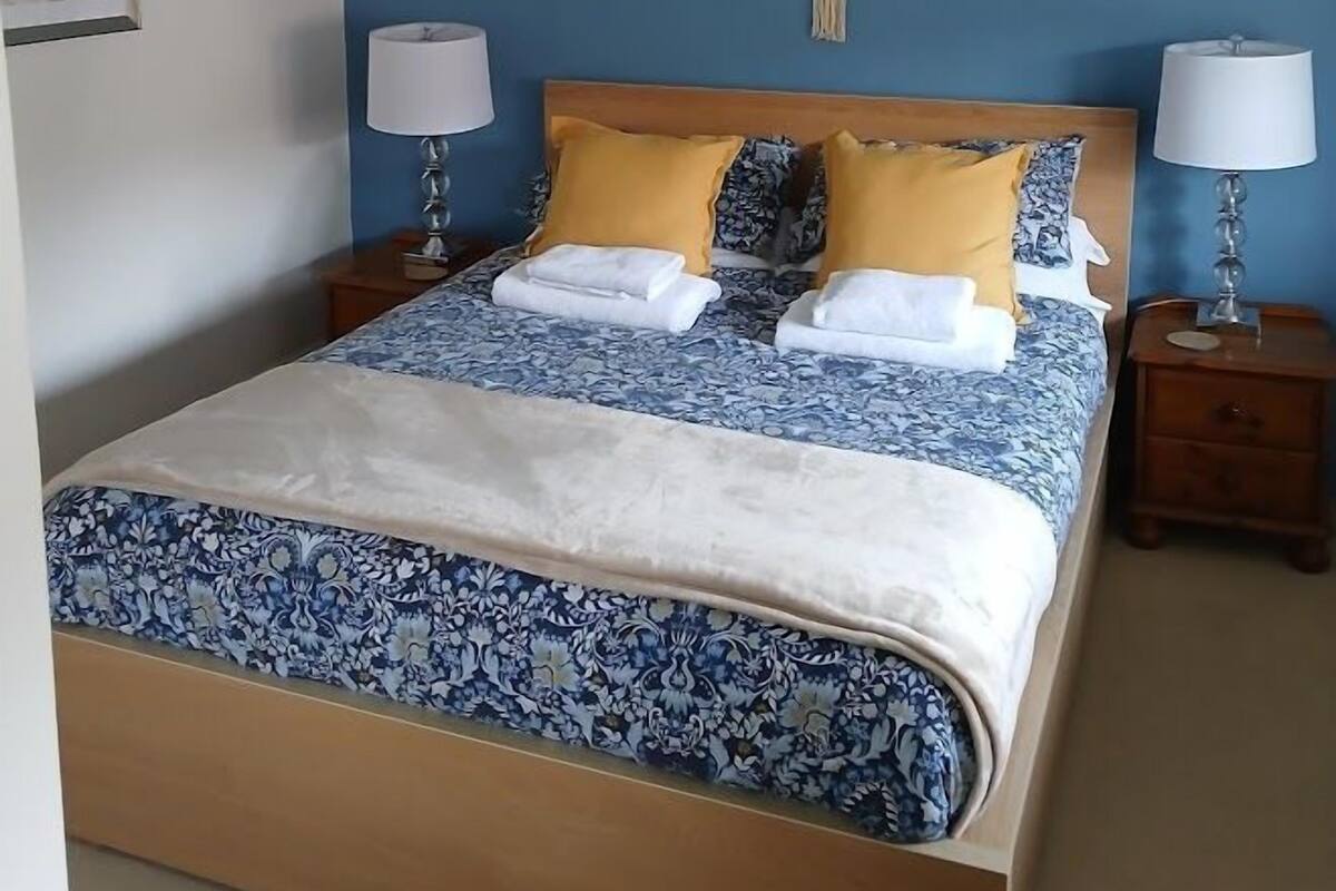 1 bedroom, premium bedding, in-room safe, desk