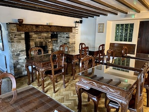 Daily cooked-to-order breakfast (GBP 11 per person)