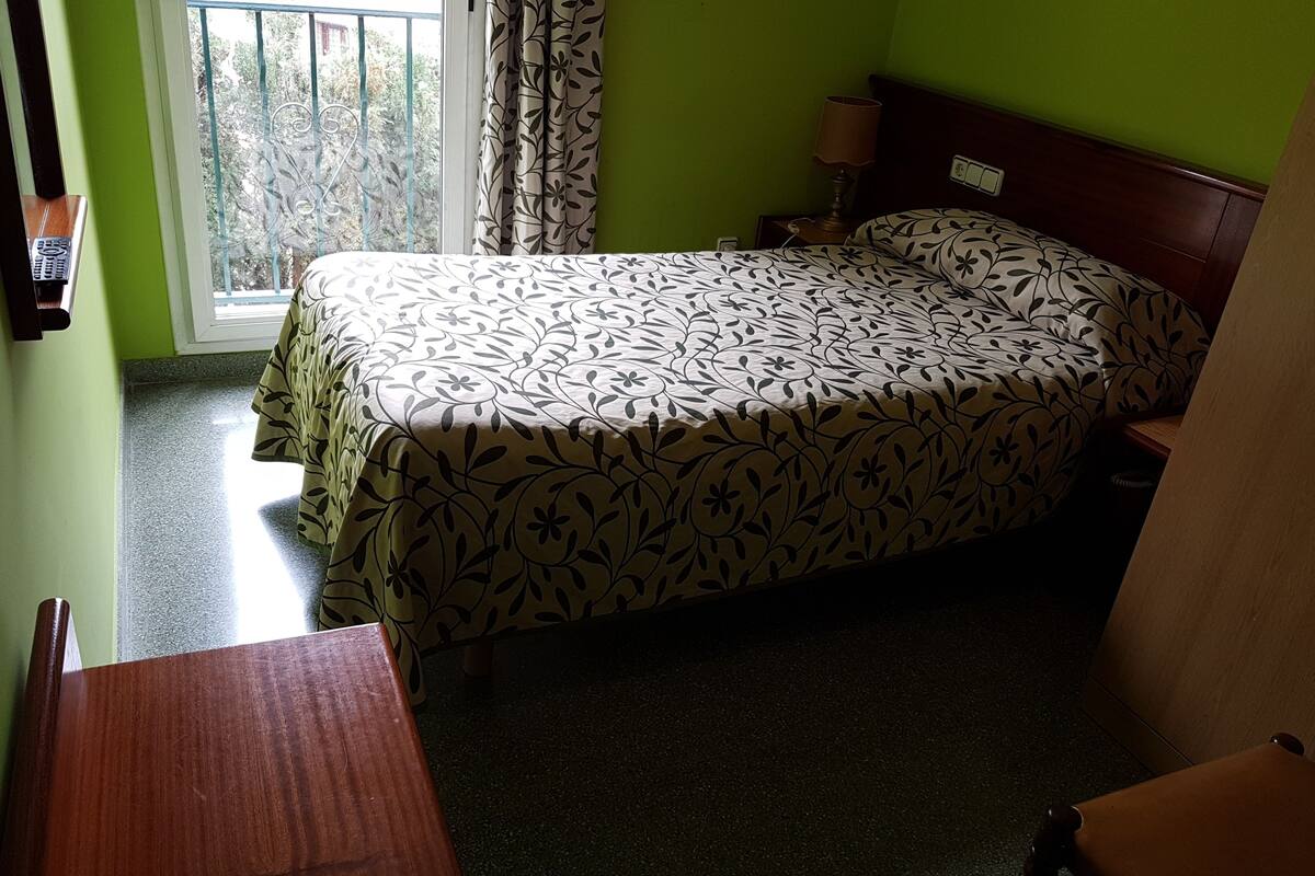 single room | in-room safe, desk, iron/ironing board, free cots/infant beds
