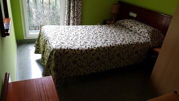 Single Room | Peti besi dalam bilik, meja, seterika/papan seterika