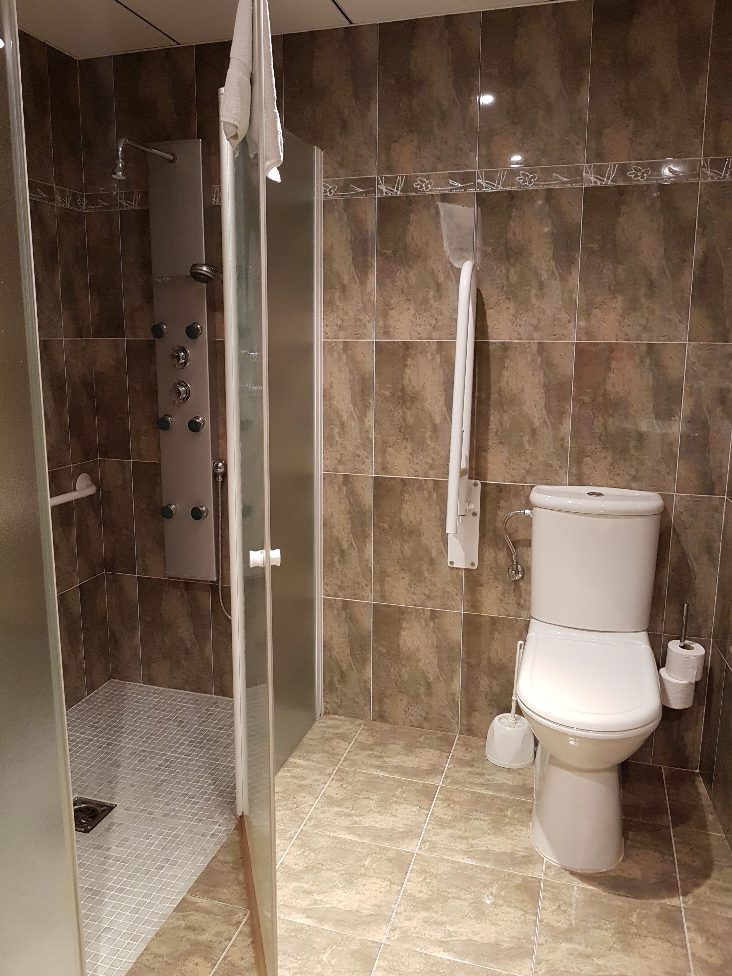 double room | bathroom | free toiletries, hair dryer, bidet, towels