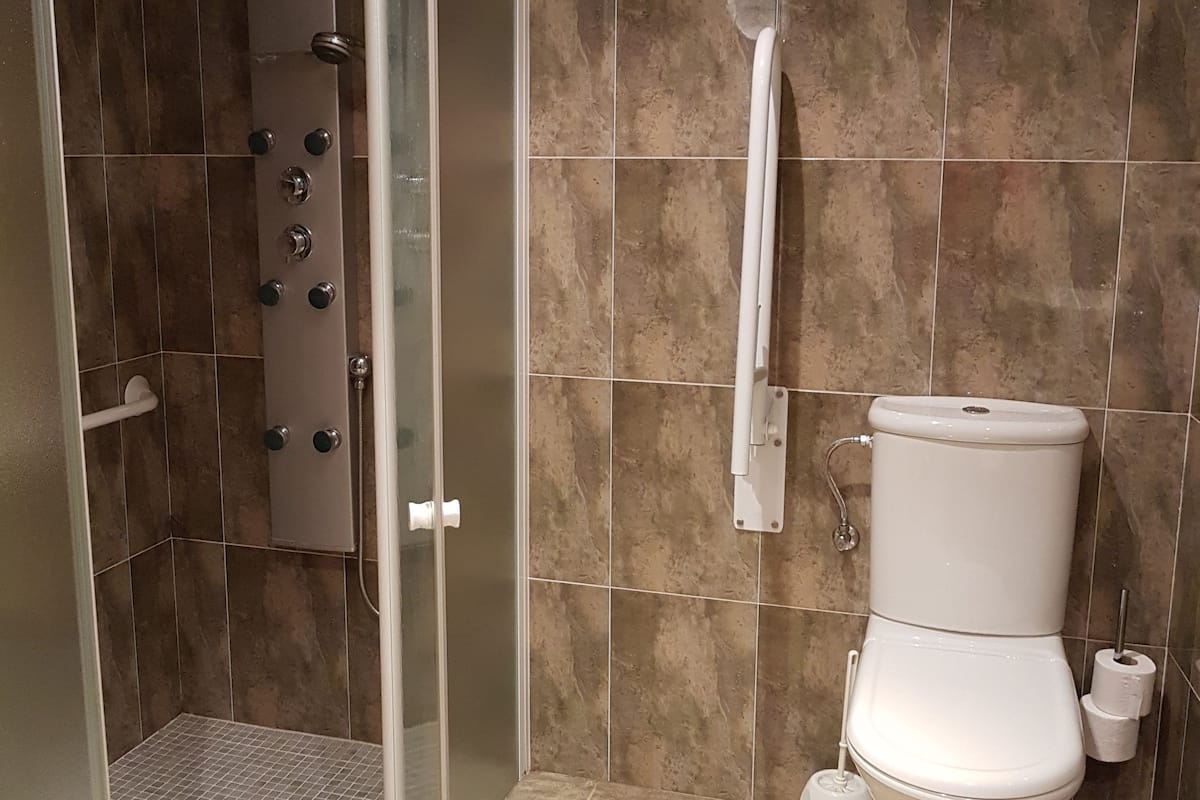 double room | bathroom | free toiletries, hair dryer, bidet, towels