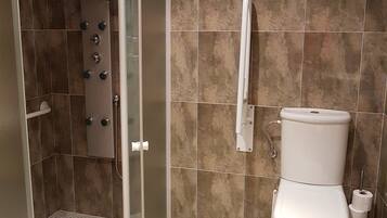 Habitación doble | Baño | Artículos de higiene personal gratuitos, secador de pelo, bidé y toallas