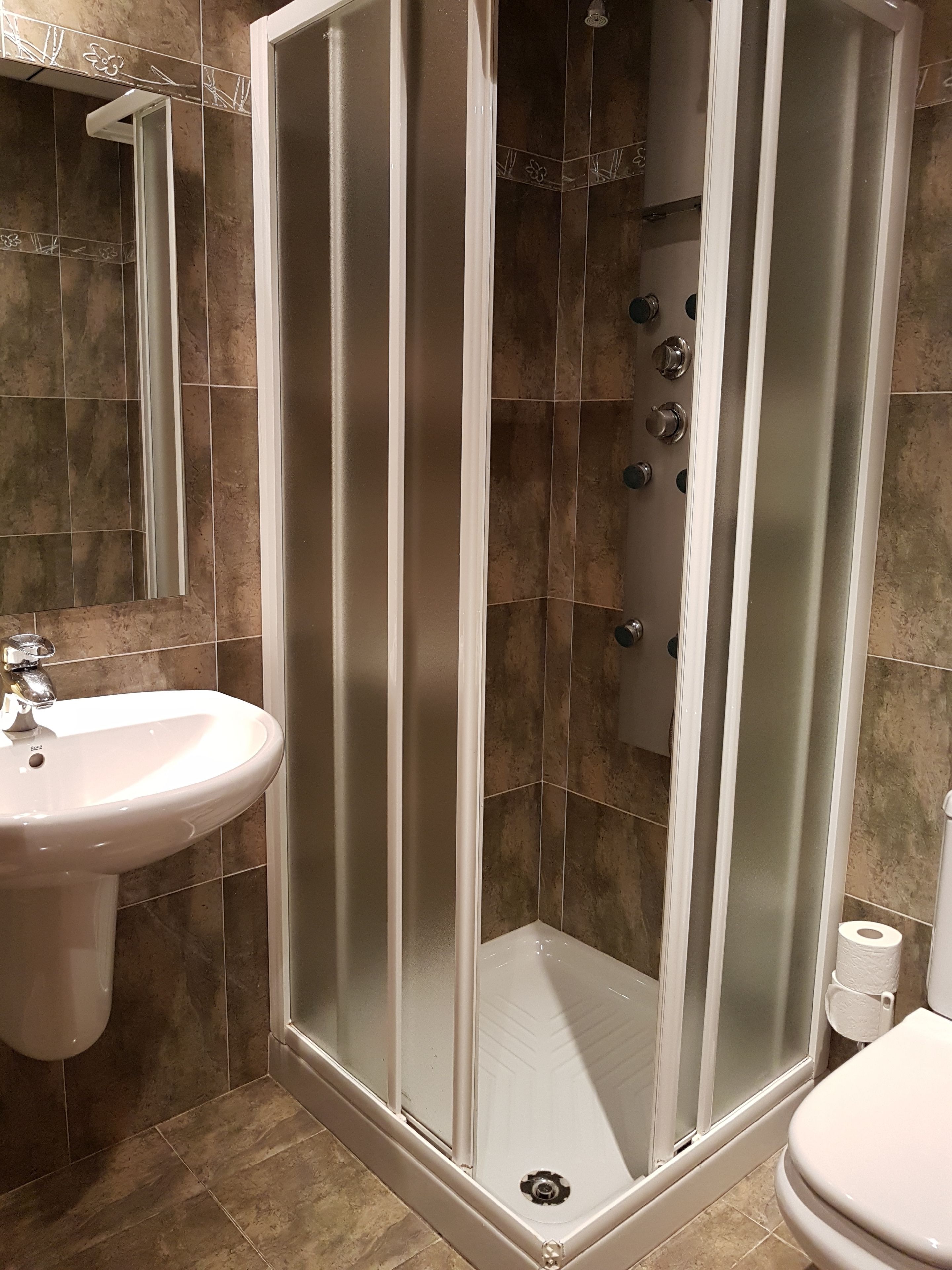 twin room | bathroom | free toiletries, hair dryer, bidet, towels