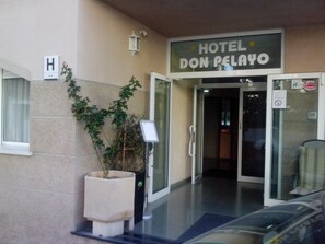 Property entrance - Hotel Don Pelayo (L'Arboc)