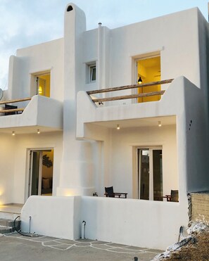 Exterior - Blu August (Naxos)