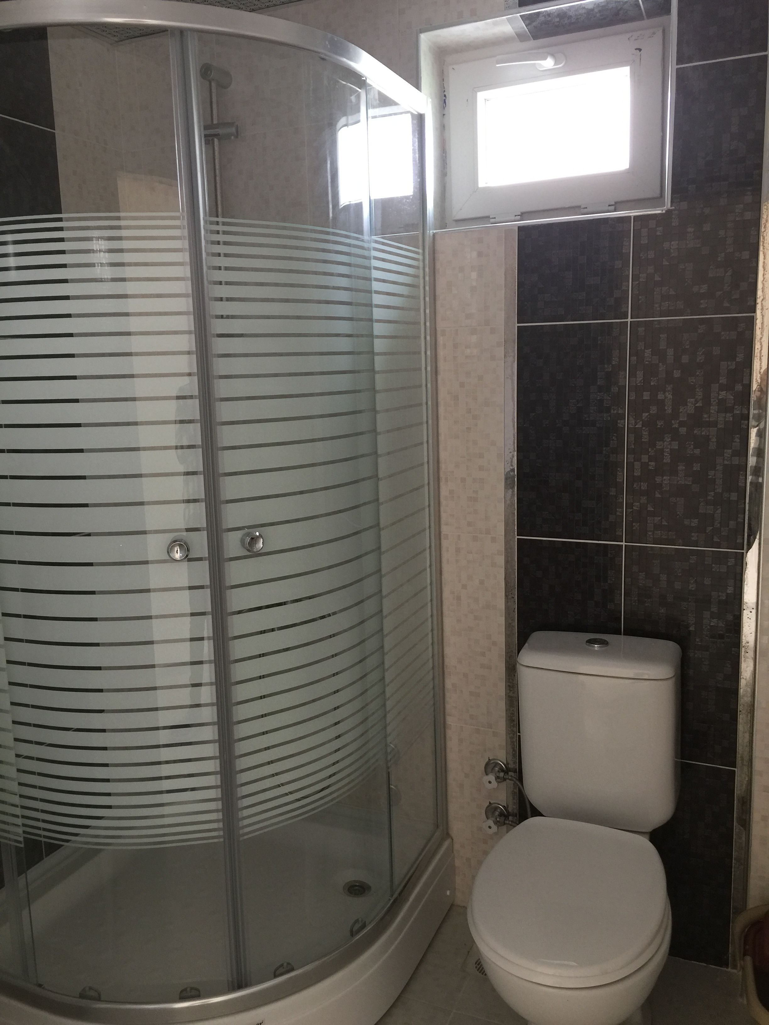 Douche, articles de toilette gratuits, sèche-cheveux, chaussons